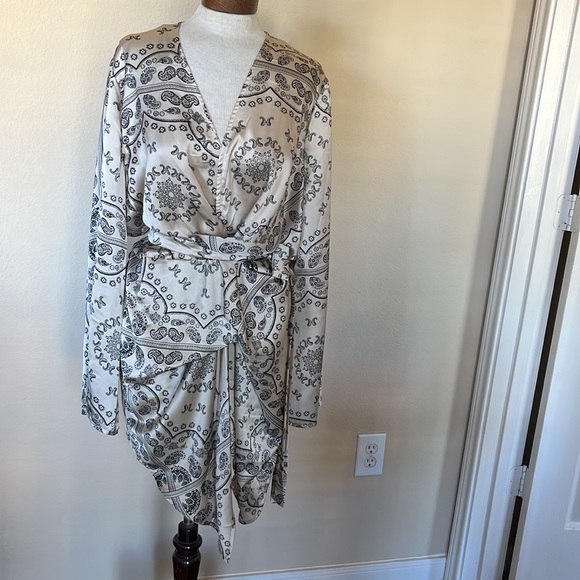 NWT Missguided Cream Silky Printed Kimono Sleeve Shift Dress 10 - Picture 3 of 9